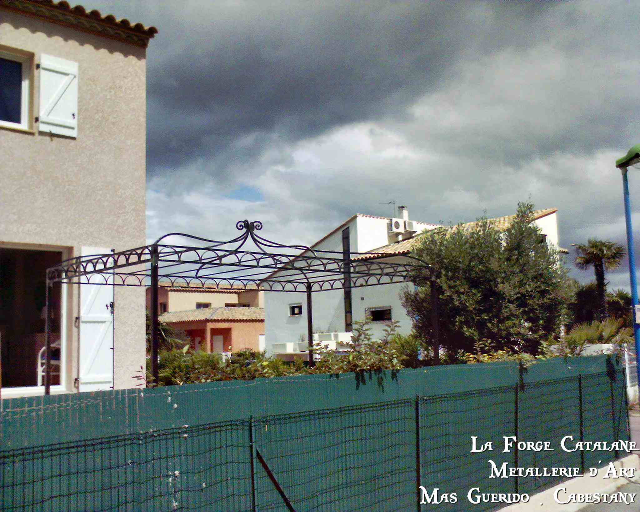 tonelle chapiteau frise avec demi cercle forge catalane.jpg